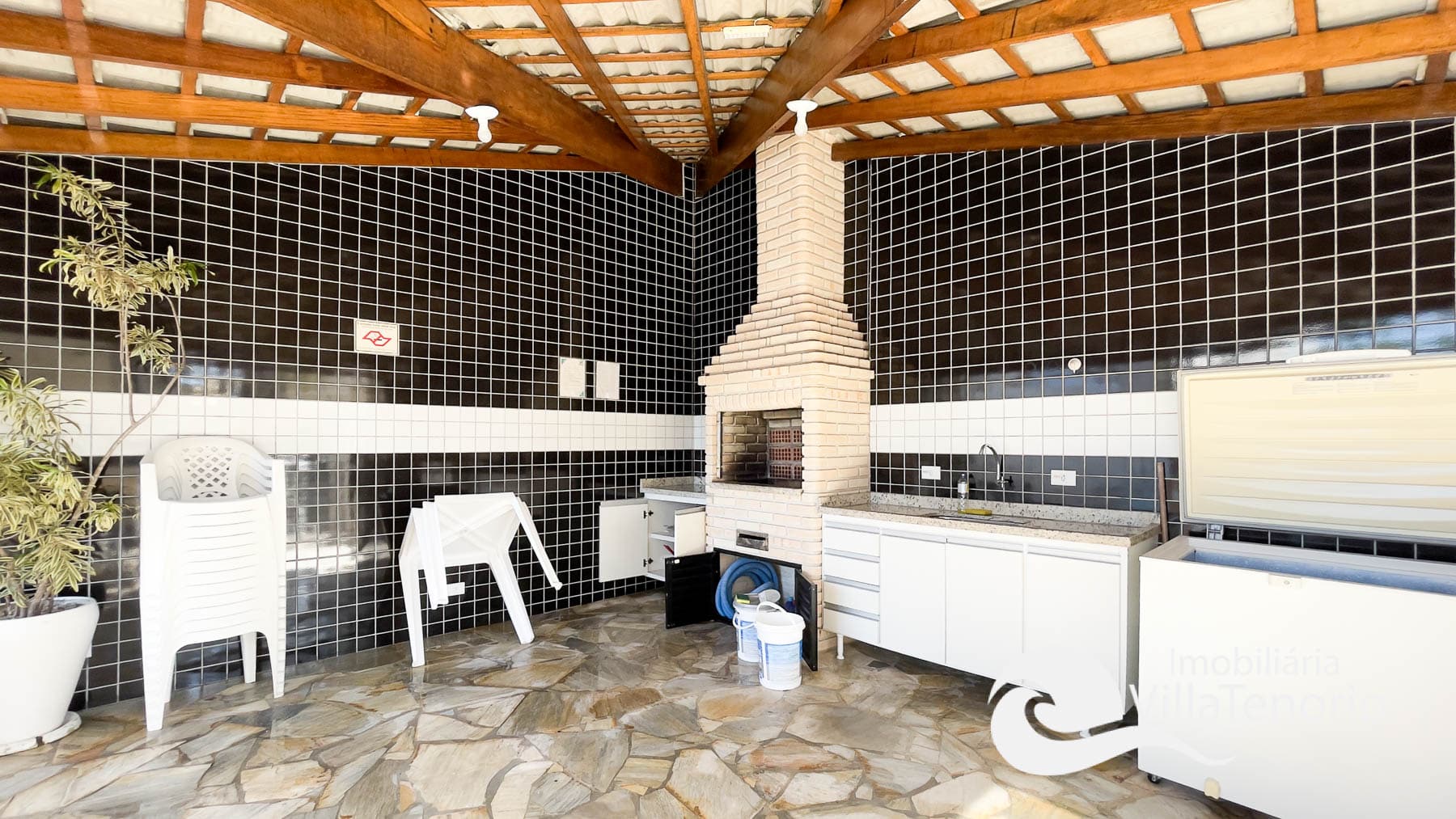 churrasqueira-apartamento-3-dormitorios-com-piscina-itagua-ubatuba-imobiliaria-villa-tenorio-praia-do-itaguá-24