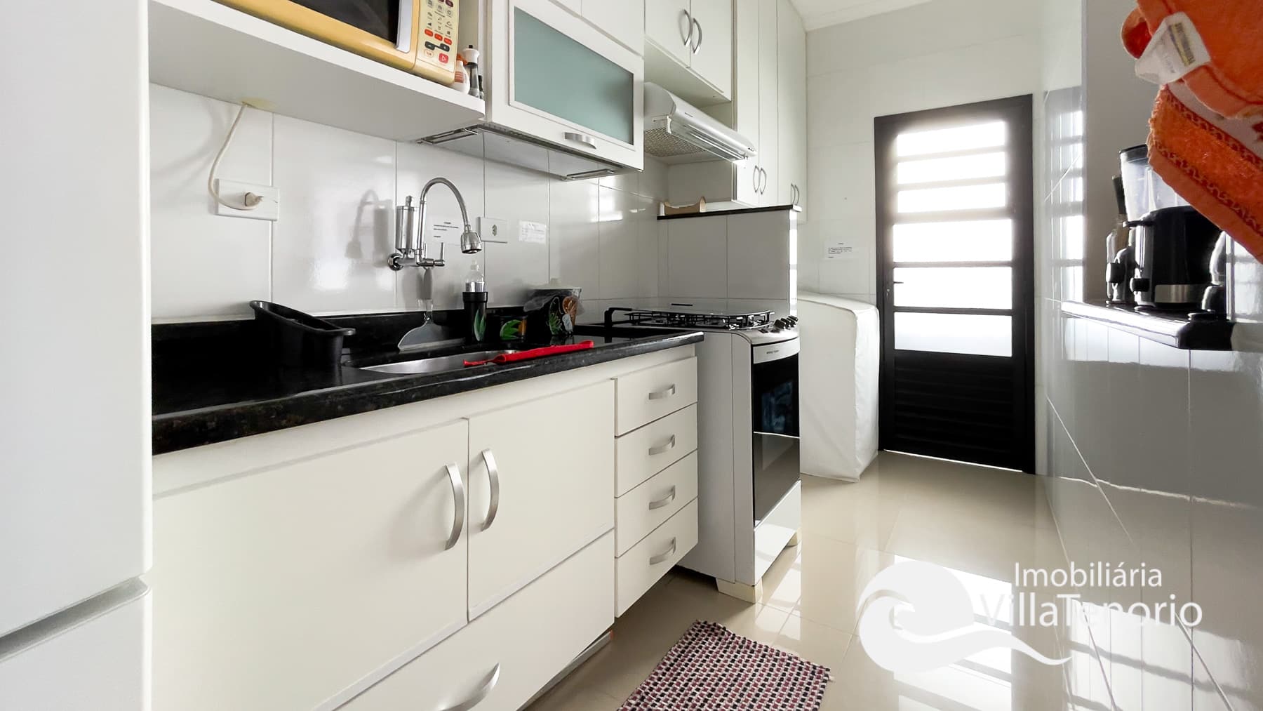 cozinha-apartamento-3-dormitorios-com-piscina-itagua-ubatuba-imobiliaria-villa-tenorio-praia-do-itaguá-3