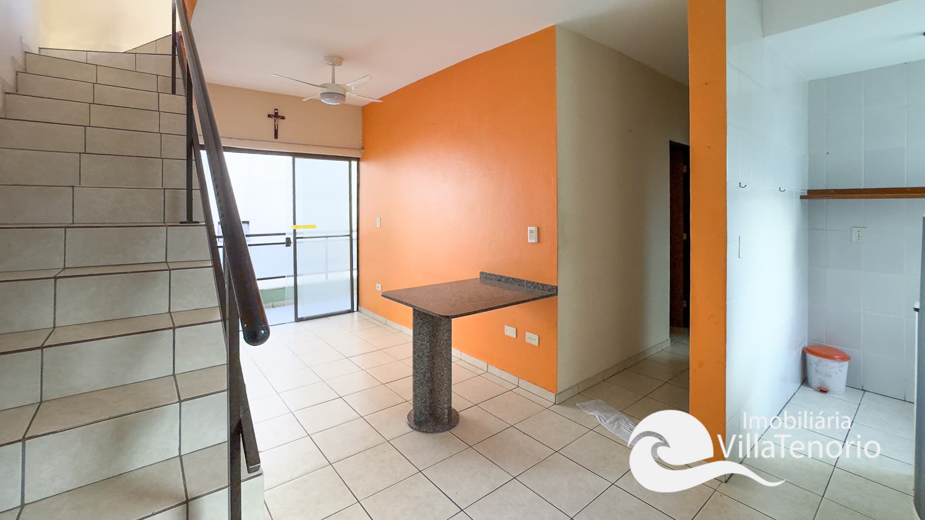 sala-cobertura-duplex-itagua-ubatuba-2-suites-proximo-praia-grande-imobiliaria-villa-tenorio.-1
