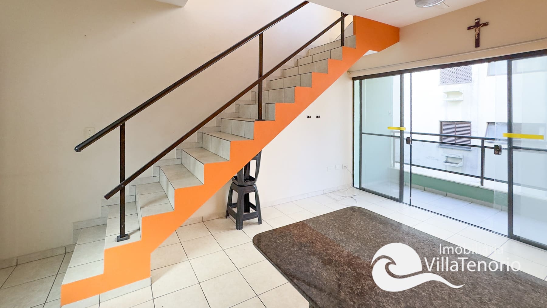 sala-cobertura-duplex-itagua-ubatuba-2-suites-proximo-praia-grande-imobiliaria-villa-tenorio.-4