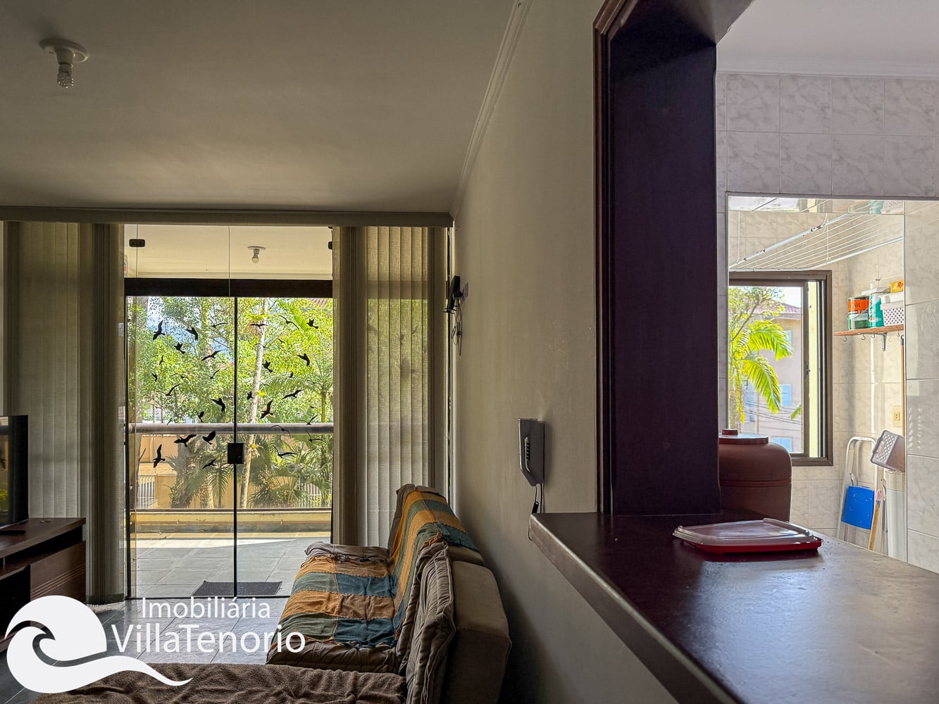 Living - Apartamento 2 quartos Itagua em Ubatuba apresentado pela Imobiliária Villa Tenório-24